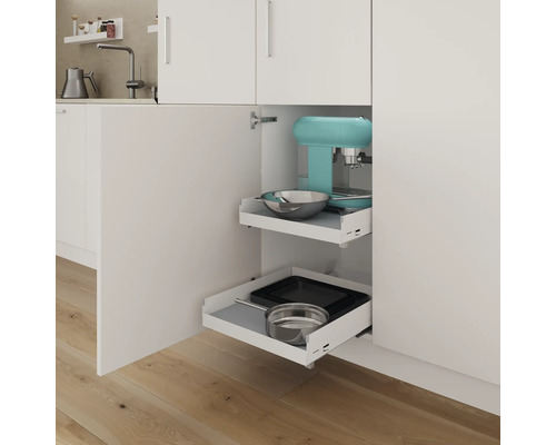 Kökskåp med utdragbara hyllor för förvaring av porslin och köksmaskiner