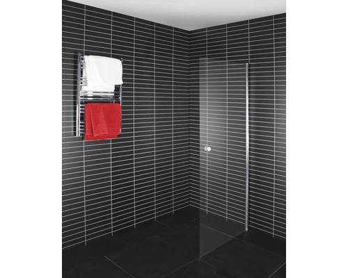 Modernt badrum med handdukstork och duschvägg.