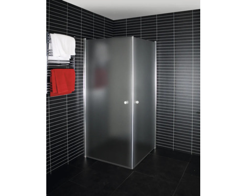 Hörndusch med frostat glas i ett badrum med handdukstork