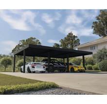 Carport med tre parkerade bilar framför ett hus