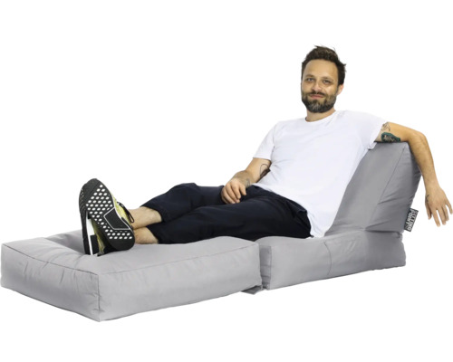 Man kopplar av på grå sittö i loungestil