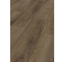 Lagt laminatgolv som imiterar träutseende.