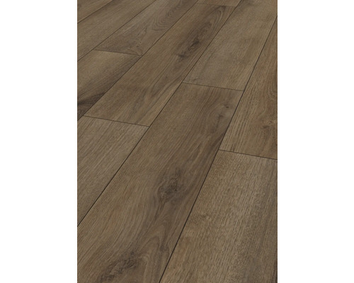 Lagt laminatgolv som imiterar träutseende.