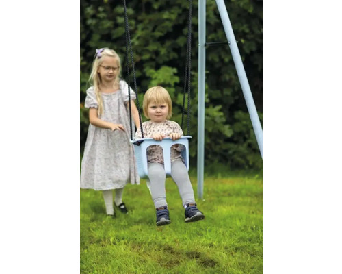 Barn på gunga i trädgården med vårdnadshavare