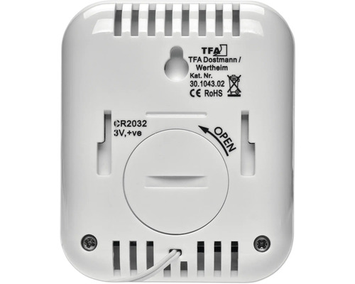 Baksidan av en TFA Dostmann termometer med batterifack och ventilationsöppningar