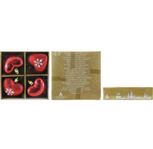 Set med fyra hjärtformade julgranskulor med snöflingemönster för dekoration