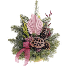Arrangemang med grangrenar, kottar, lotusfrukt och rosett