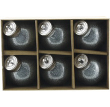 Sex julgranskulor av glas i en kartong