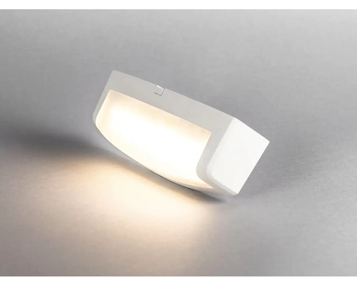 Vit LED-vägglampa på väggen