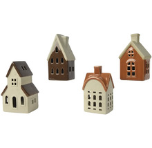 Fyra dekorativa keramik hus för värmeljus