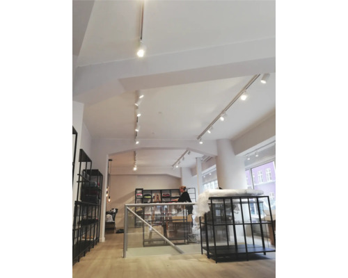 Interiör av en klädaffär med hyllor och belysning