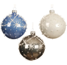 Tre julgranskulor med snöflingamönster