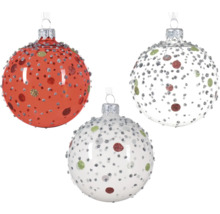 Tre dekorativa julgranskulor med prickigt mönster