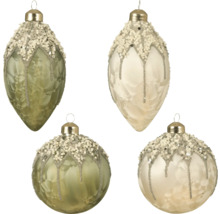 Fyra dekorativa julgranskulor i kul- och droppform med dekorativa pärlor