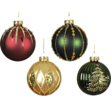 Flerfärgade julgranskulor med olika designer hänger.