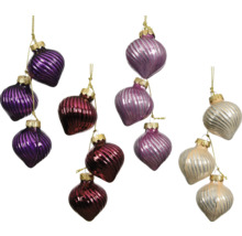 Flerfärgade julgranskulor med ribbad struktur på guldfärgade trådar