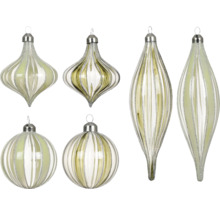 Julgranskulor i glas i olika former med dekor