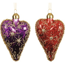 Två hjärtformade julgranskulor i rött och lila med guldfärgade dekorationer och upphängningsanordning