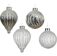 Fyra silverfärgade julgranskulor med olika mönster