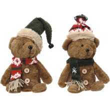 Två teddybjörnar med mössa och halsduk som vinterdekoration