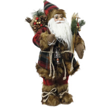 Jultomtefigur med rutig hatt, skägg, lykta och skidor som dekoration