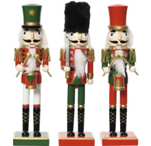 Tre nötknäpparfigurer i trä i olika utföranden.