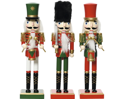 Tre nötknäpparfigurer i trä i olika utföranden.