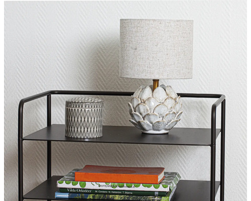 Dekorativ hylla med lampa, burk och böcker