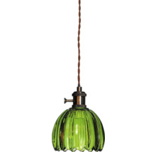 Pendellampa med grön glasskärm och brun textilsladd