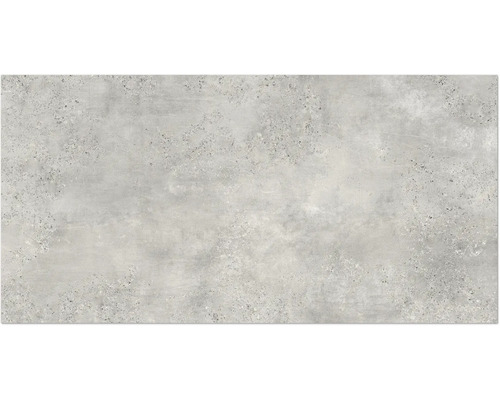 Grå cementplatta med oregelbunden textur.