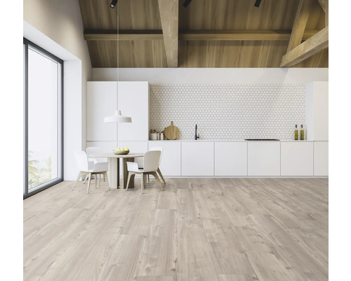 Ljust, rymligt kök med takbjälkar i trä, matbord och pentry