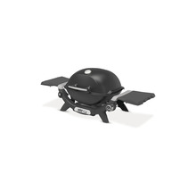 Bärbar gasolgrill med två sidobord för utomhusbruk.