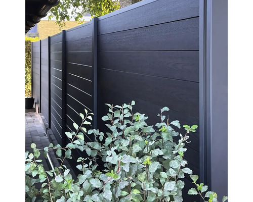 Utsikt över ett modernt trädgårdsstaket med horisontella element