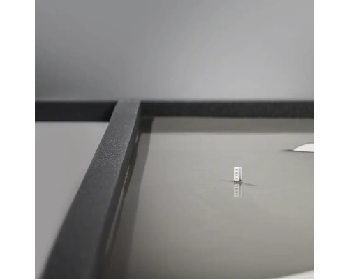 Närbild av utjämningsmassa med integrerad mätskala för att bestämma fyllningshöjden