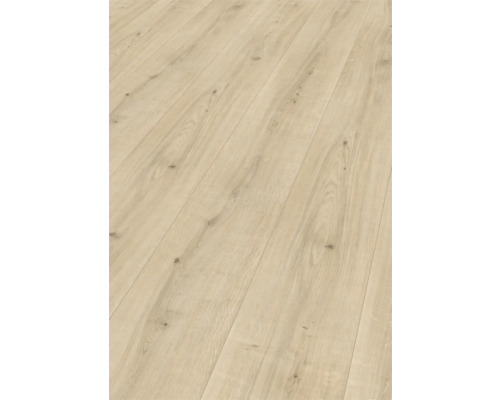 Närbild av ljust laminatgolv med trästruktur