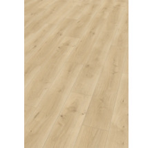 Lagt laminatgolv som imiterar trä