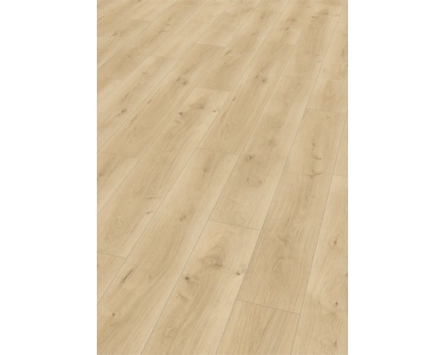 Lagt laminatgolv som imiterar trä