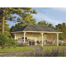 Träpaviljong med grill, matbord och stolar i trädgården