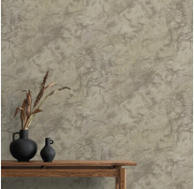 Väggdekoration med marmorlook och dekoration på ett träbord