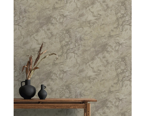 Väggdekoration med marmorlook och dekoration på ett träbord