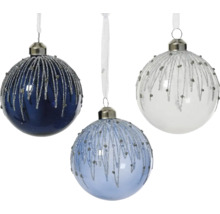 Tre julgranskulor med glittrande detaljer hänger i band