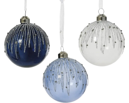 Tre julgranskulor med glittrande detaljer hänger i band