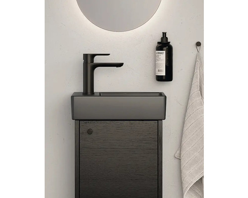 Badrum med handfat, armatur, underskåp och spegel