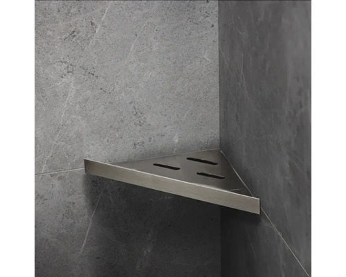 Hörn hylla av metall med hål för förvaring i duschen