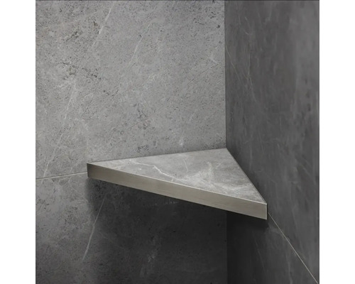 Hörnshylla av sten i badrummet