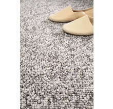 Närbild av en tuftad matta med två skor