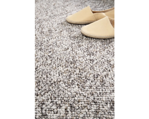 Närbild av en tuftad matta med två skor