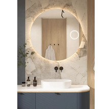 Modernt badrum med rund spegel, tvättställsskål och armaturer