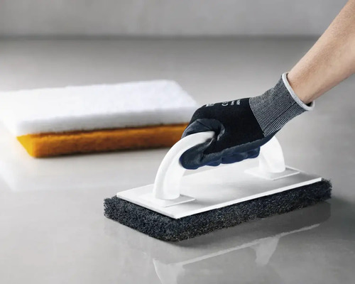 Användare med rengöringspadhållare och rengöringspad