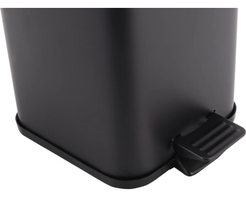 Detaljbild av en svart soptunna med pedal.